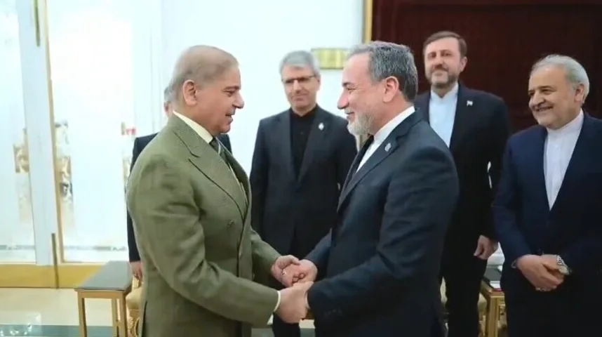 Premijer Pakistana Šebaz Šarif rukuje se sa iranskim zvaničnikom.