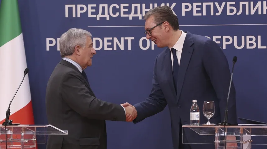 Predsjednik Srbije Aleksandar Vučić i predsjednik Italije Serđo Matarela se rukuju ispred zastave Italije i natpisa na plavoj podlozi.