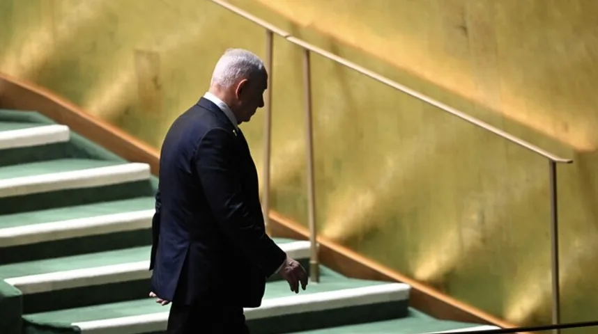Premijer Benjamin Netanyahu silazi niz stepenice u zgradi Ujedinjenih naroda.