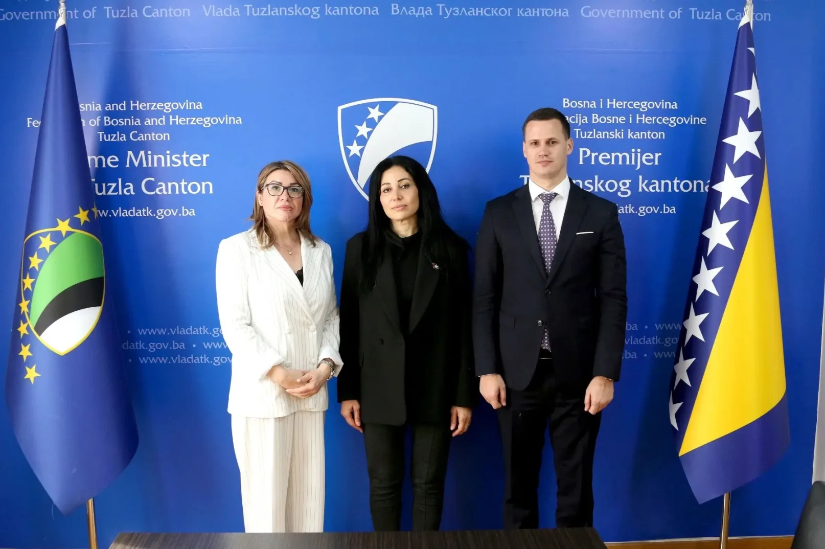 Premijerka Tuzlanskog kantona sa premijerom Federacije Bosne i Hercegovine i ministricom u kabinetu.