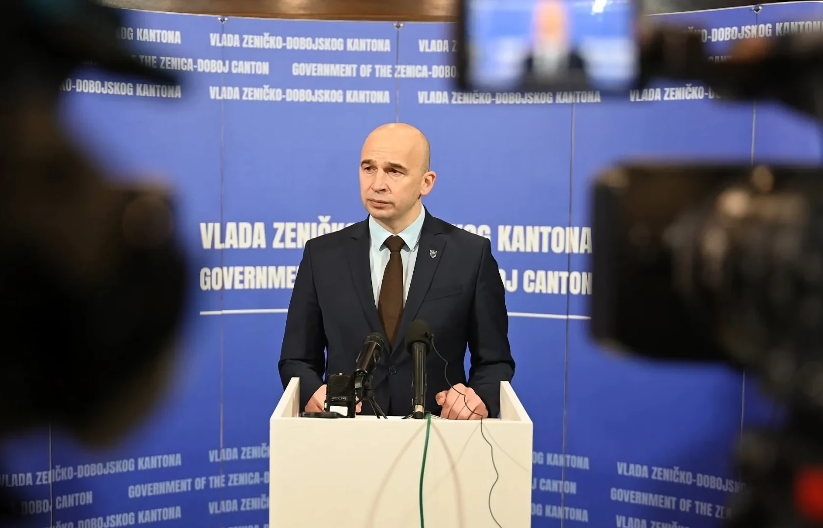 Pivić o skupu za Bećirovića: “Vrhunac licemjerja”. SDP ZDK uzvraća: “Najlošiji premijer u istoriji”