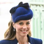 Catherine Middleton u posveti princezi Dijani: Safirne naušnice i kaput-haljina