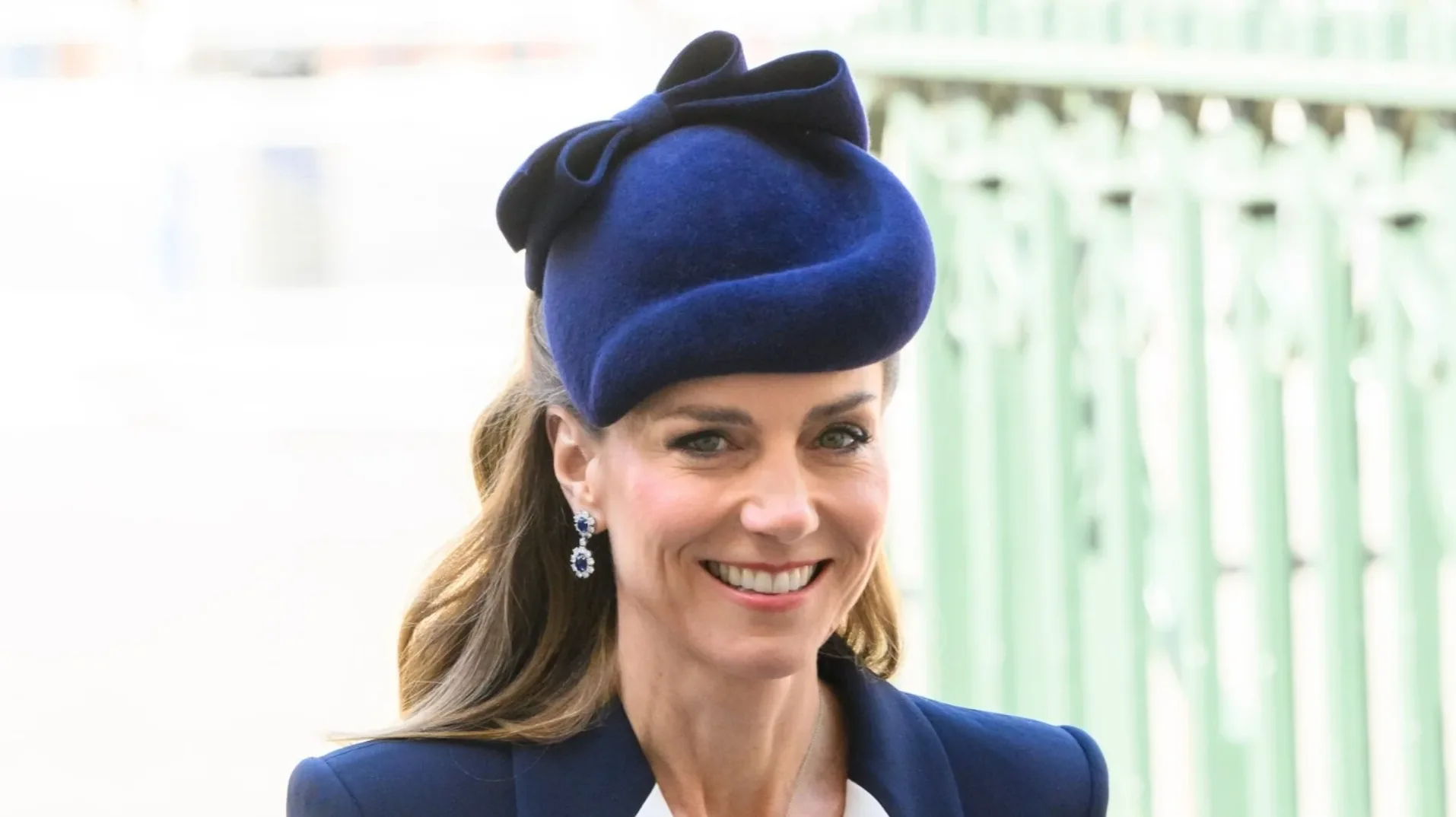 Kejt Midlton u tamnoplavom šeširu sa mašnom i naušnicama