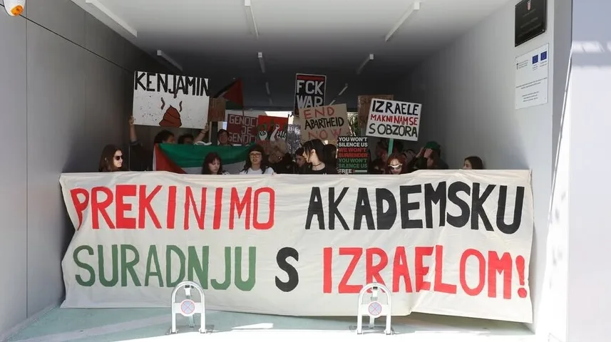 Grupa studenata drži transparent "Prekinimo akademsku saradnju s Izraelom" i razne natpise, uključujući "Genocid je genocid", "Fck war", "End apartheid now" i "Izraele, makni nam se s obzora".