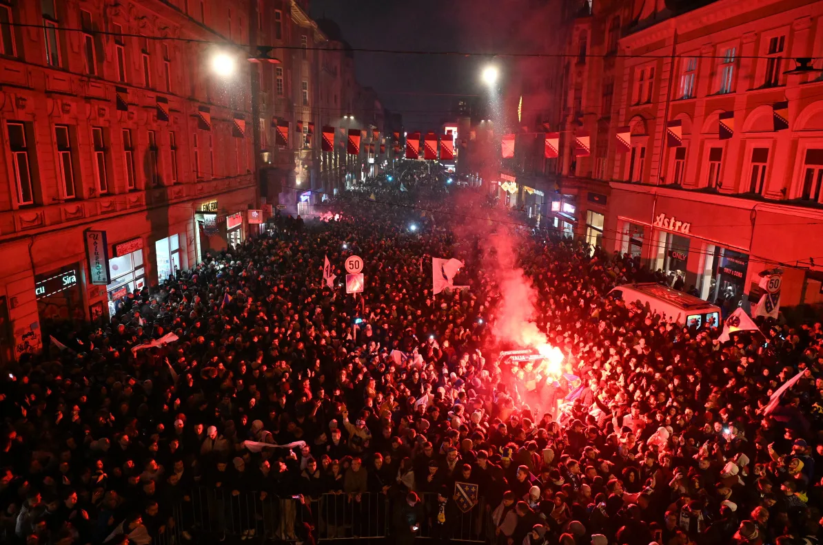 Veliki broj ljudi na ulici u Sarajevu sa bakljama i zastavama Bosne i Hercegovine.