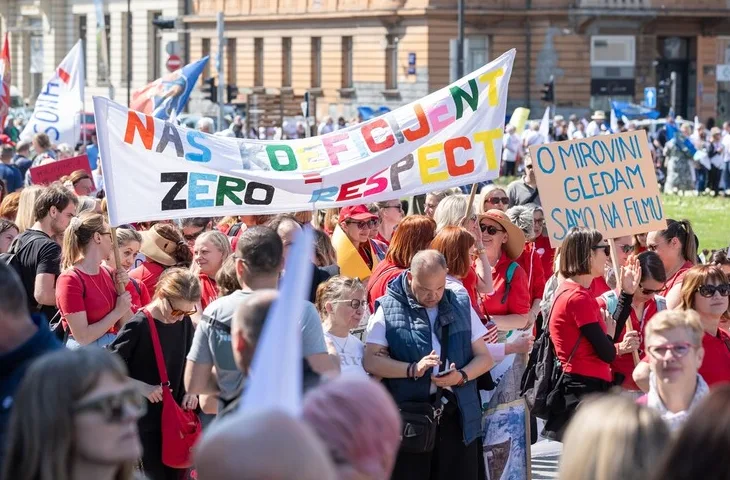 Građani na protestu drže transparent sa natpisom 'NAŠ KOEFICIJENT ZERO RESPECT' i "O mirovini gledam samo na filmu".