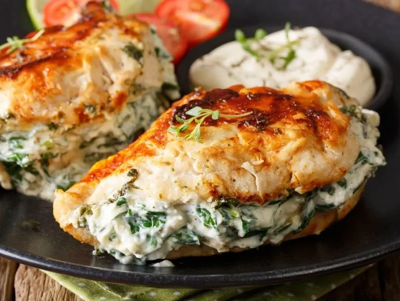 Punjenje pilećih grudi spanaćem i kremastim sirom, pečeno do zlatne boje.