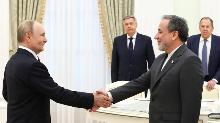 Vladimir Putin se rukuje sa iranskim zvaničnikom uz prisustvo Sergeja Lavrova.