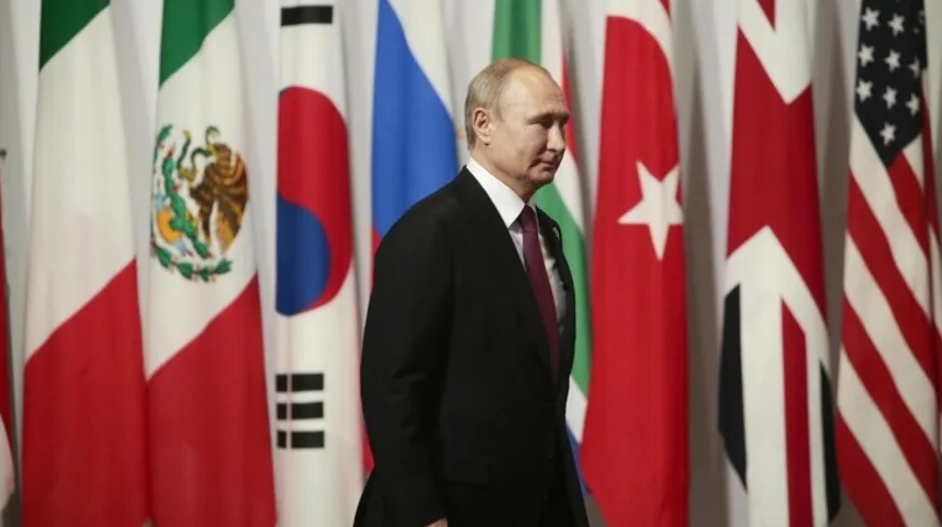 Vladimir Putin prolazi pored zastava Meksika, Južne Koreje, Rusije, Turske, Velike Britanije i Sjedinjenih Američkih Država.