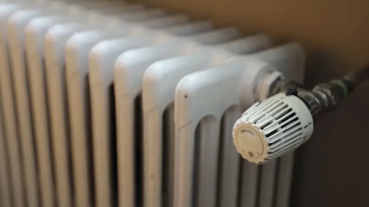 Bijeli radijator sa termostatom na desnoj strani