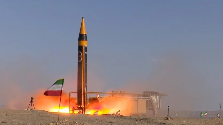 Iranska zastava pored rakete u trenutku lansiranja