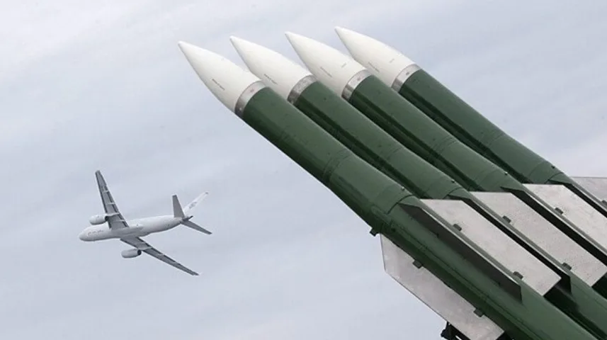 Avion leti u blizini raketnog sistema.