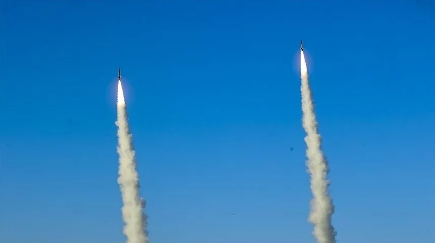 Dvije rakete lansirane u nebo ostavljajući za sobom tragove dima.