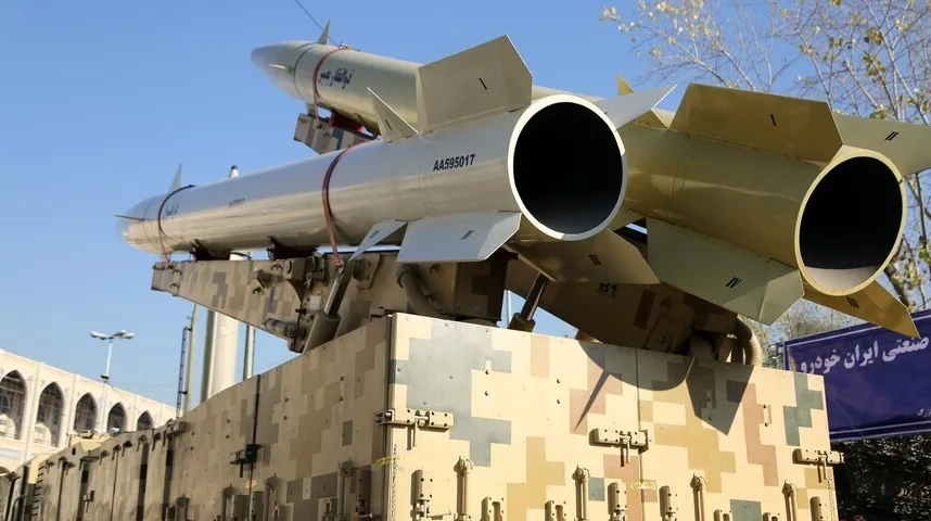 Dva velika projektila na lansirnoj platformi kamuflažne boje.