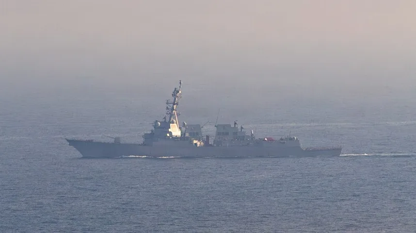 Ratni brod klase Arleigh Burke plovi po nemirnom moru.