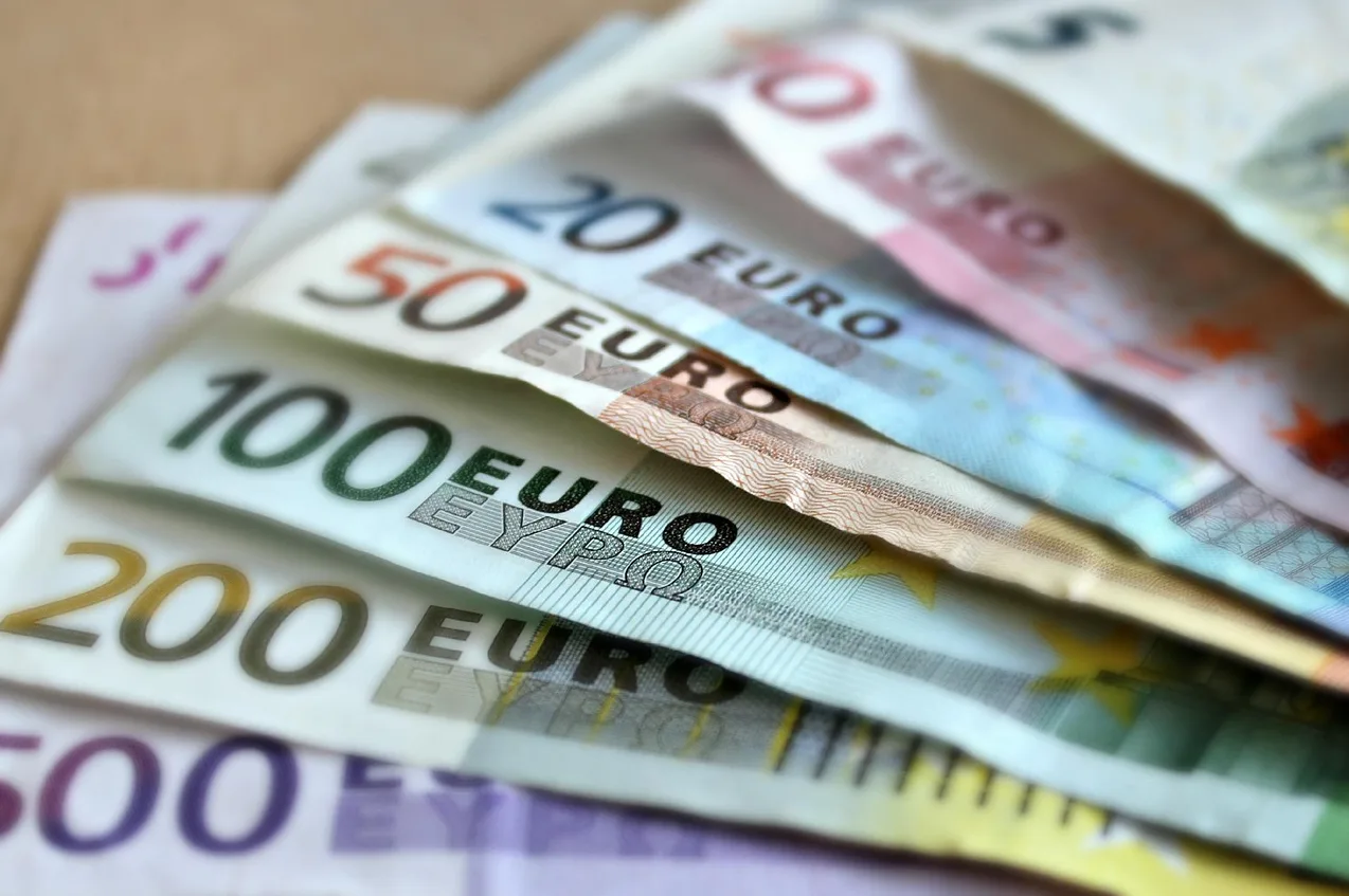 Grupa raznovrsnih novčanica eura, uključujući 200, 100, 50 i 20 eura, poređane blizu jedna drugoj.