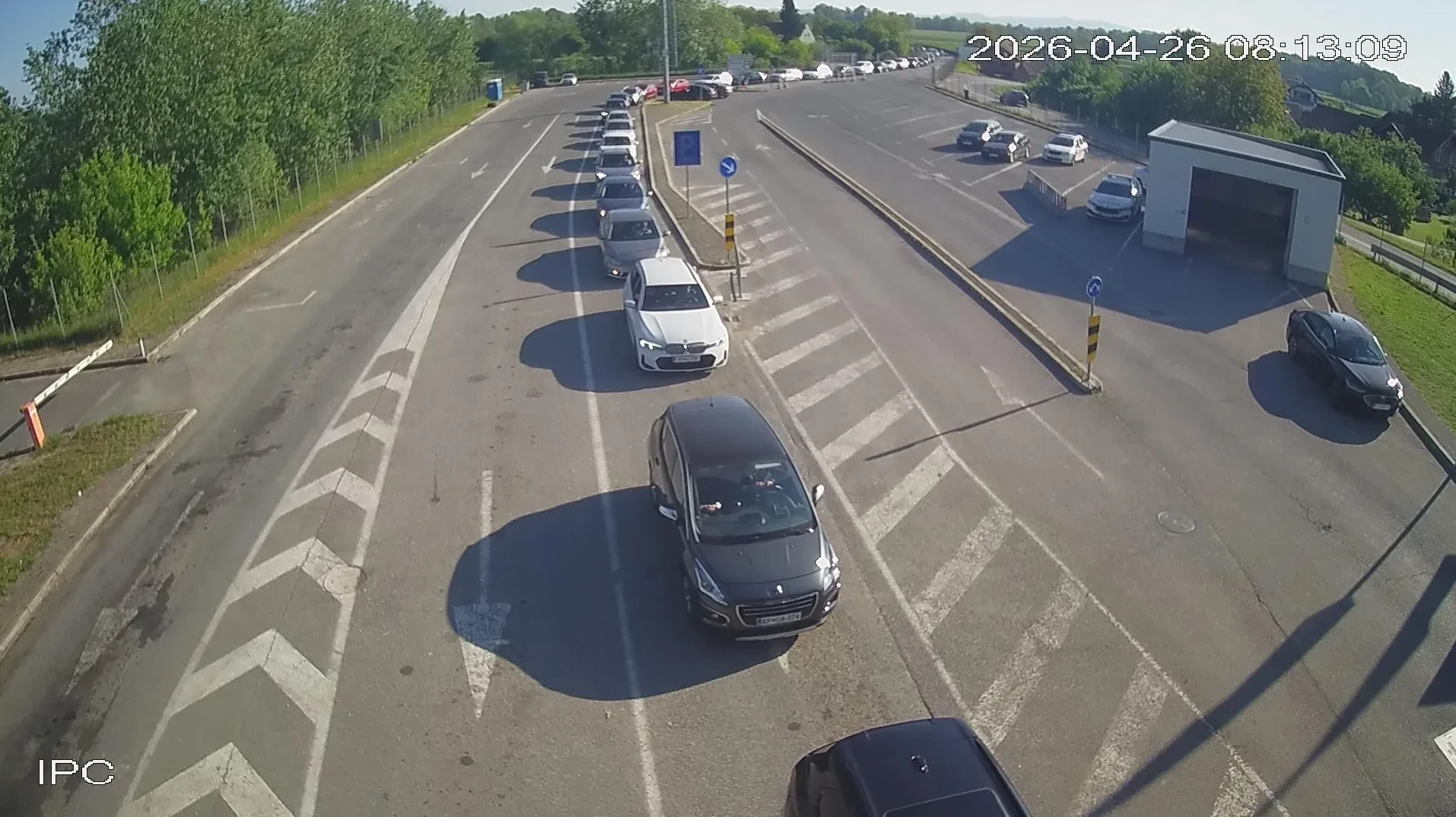 Kolona vozila čeka na zelenom svjetlu na graničnom prelazu.