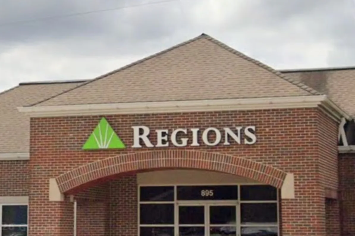 Spoljašnjost poslovnice banke Regions sa natpisom 'REGIONS' i zelenim logotipom