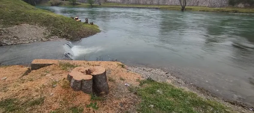 Panj s piljevinom pored rijeke sa malim vodopadom