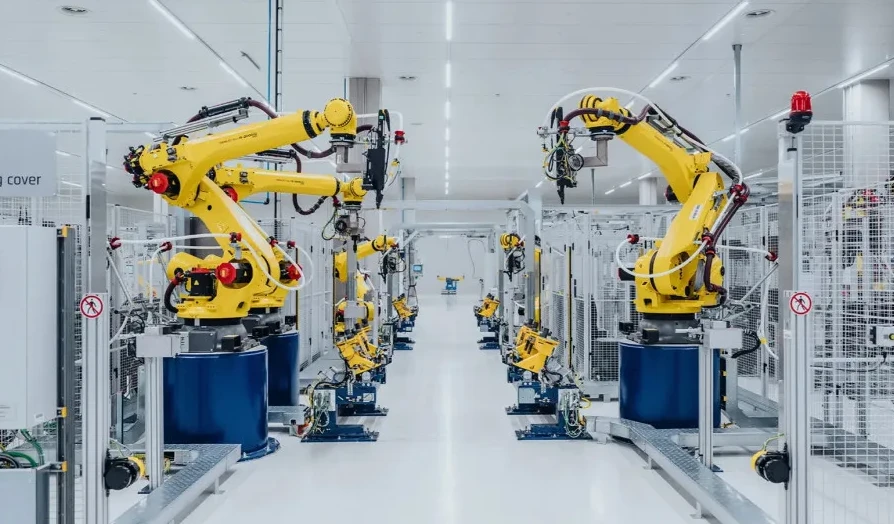 Žuta robotska ruka u modernoj tvorničkoj hali