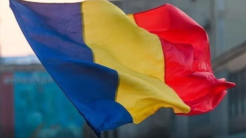 Romunska zastava sa plavom, žutom i crvenom bojom koja vijori na vjetru