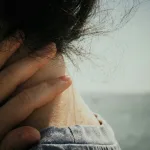 Suptilni detalj na ženama budi maštu i strast: Terapeutkinje otkrivaju zašto je vrat najintimnija erogena zona