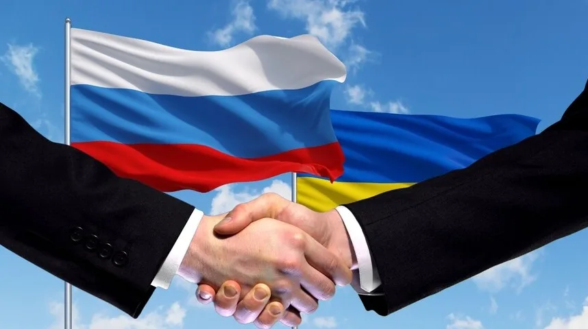 Rukovanje u pozadini zastava Rusije i Ukrajine