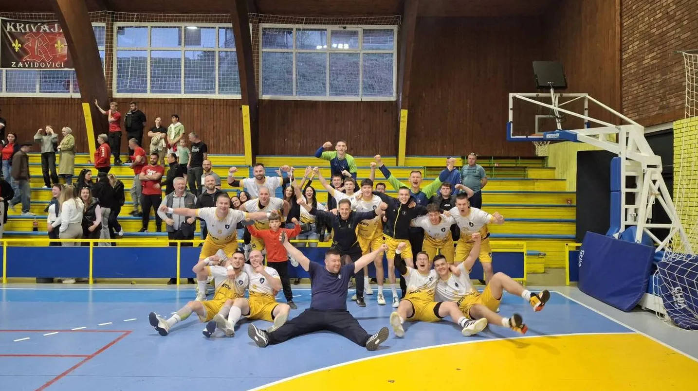 Rukometni tim Krivaja Zavidovići slavi pobjedu na terenu dvorane.