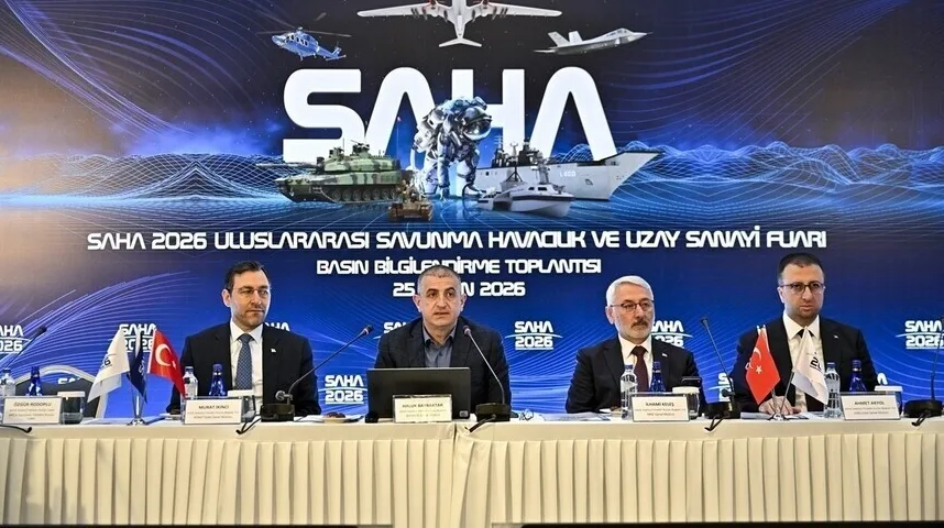 Četiri muškarca sjede za stolom ispred velikog ekrana koji prikazuje logotip SAHA 2026 i slike vojne opreme.