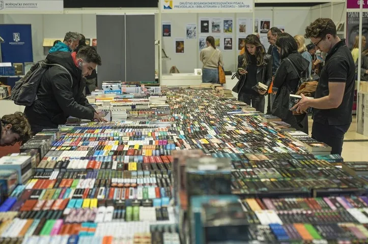 Posjetioci pregledaju bogatu ponudu knjiga na štandu Bošnjačkog instituta na sajmu knjiga.