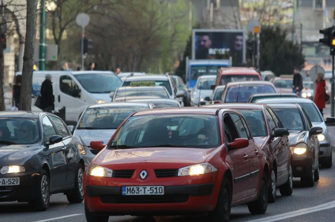Kolona vozila u gradskom saobraćaju.