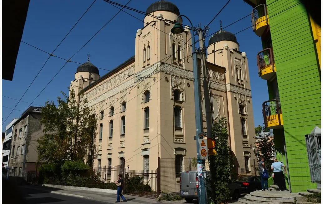 Detalj fasade sarajevske jevrejske opštine sa karakterističnom arhitekturom i ukrasima.