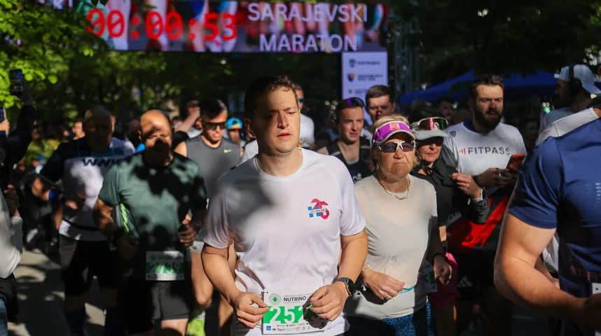 Učesnici trče na Sarajevskom maratonu.