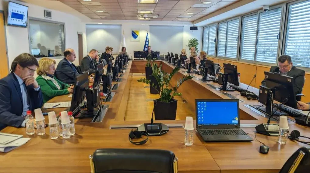 Ljudi na sastanku u modernoj konferencijskoj sali