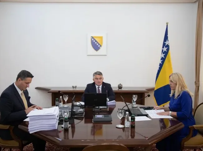 Članovi Predsjedništva Bosne i Hercegovine na sastanku.
