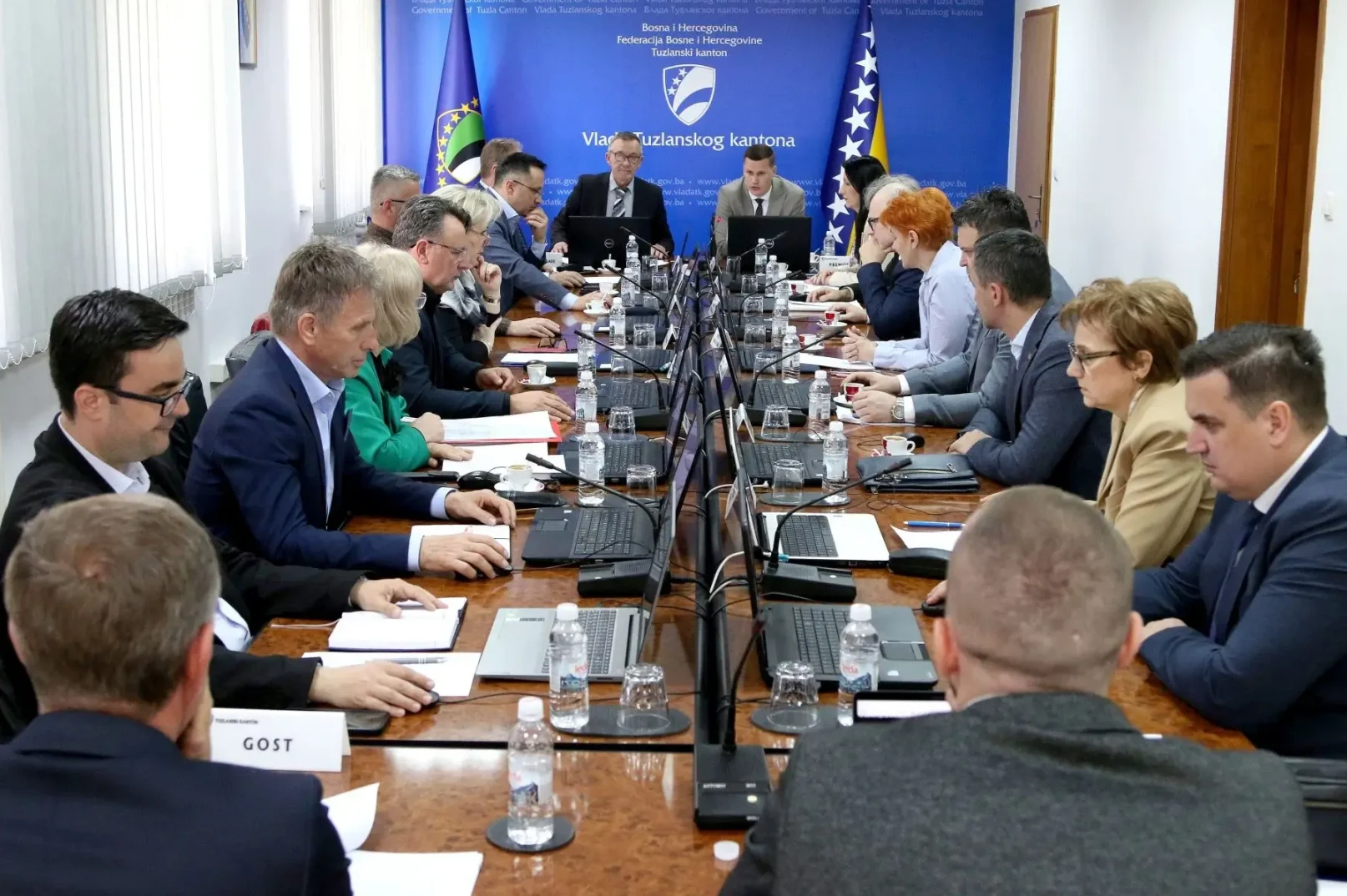 Vladini službenici i predstavnici na sastanku u Vladi Tuzlanskog kantona