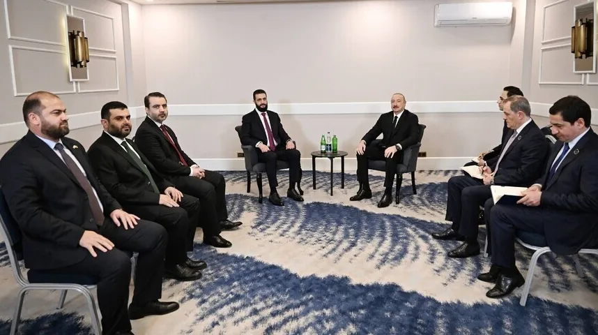 Sastanak zvaničnika u elegantnoj prostoriji