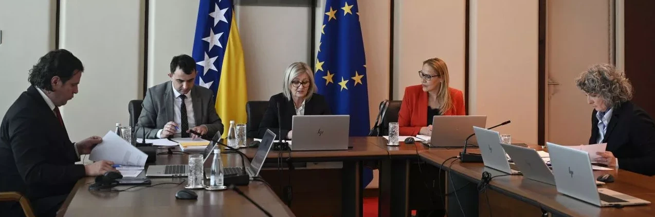 Zvaničnici Bosne i Hercegovine na sastanku sa zastavama BiH i Evropske unije u pozadini.