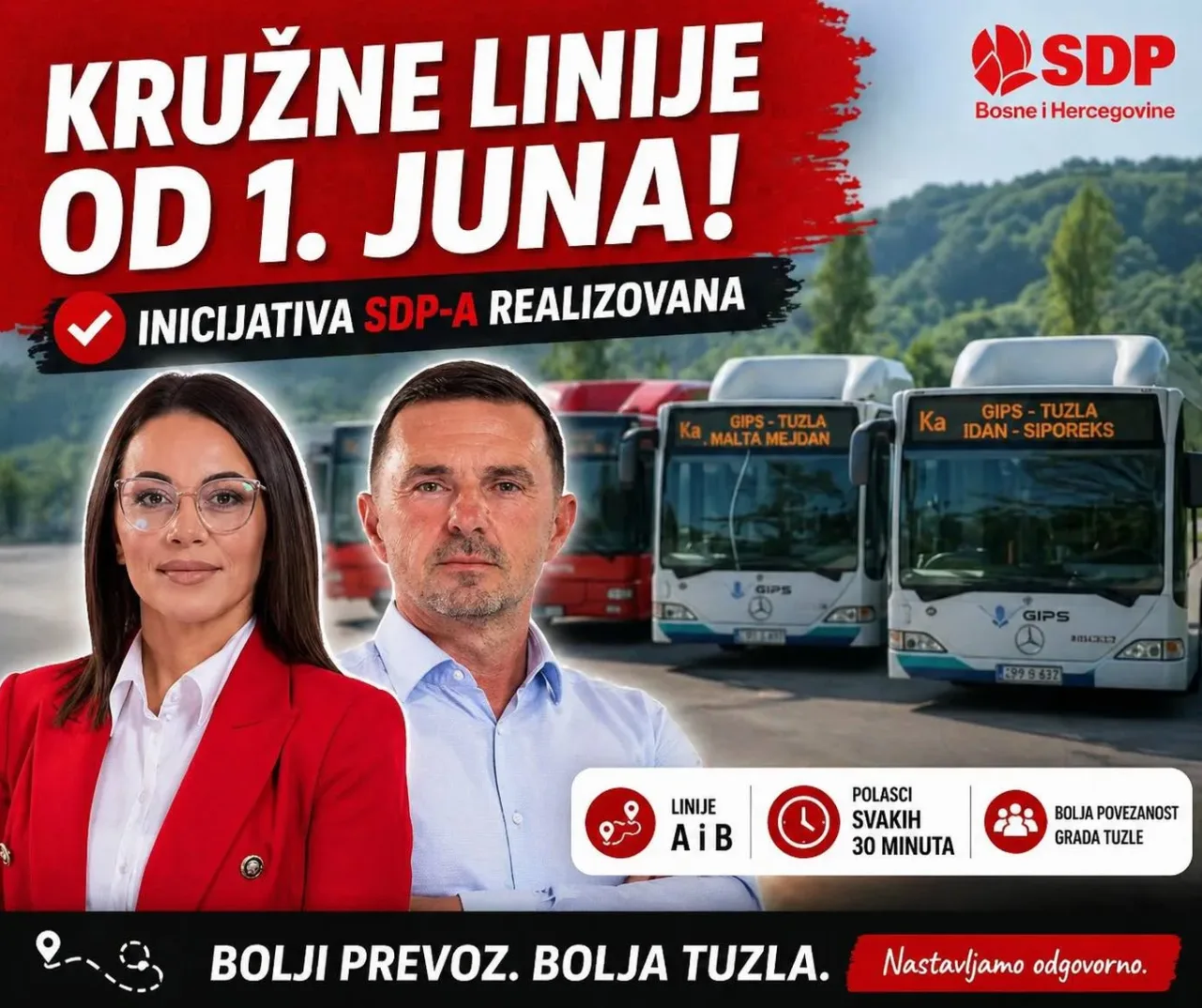 Fotografija prikazuje dva političara iz SDP-a, ženu u crvenom sakou i muškarca u plavoj košulji, ispred autobusa koji saobraćaju na kružnim linijama u Tuzli. U pozadini su brda, a na vrhu slike natpis "KRUŽNE LINIJE OD 1. JUNA! INICIJATIVA SDP-A REALIZOVANA".