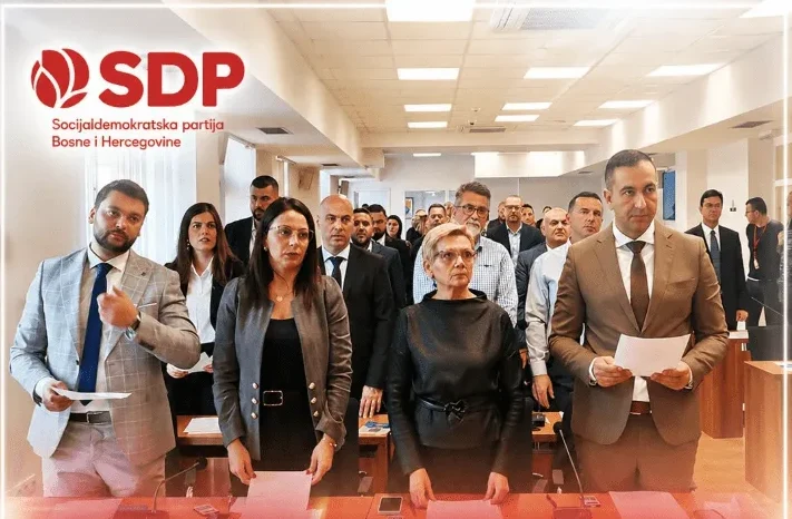 Članovi Socijaldemokratske partije Bosne i Hercegovine na sastanku ili događaju.