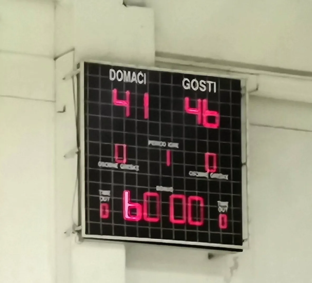 Semafor koji prikazuje rezultat košarkaške utakmice: domaći 41, gosti 46. Također prikazuje vrijeme 00:00.