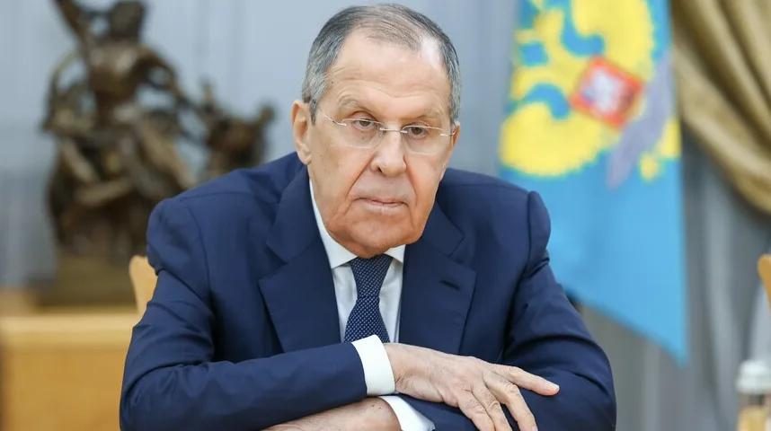 Sergej Lavrov u tamnom odijelu sa plavom kravatom