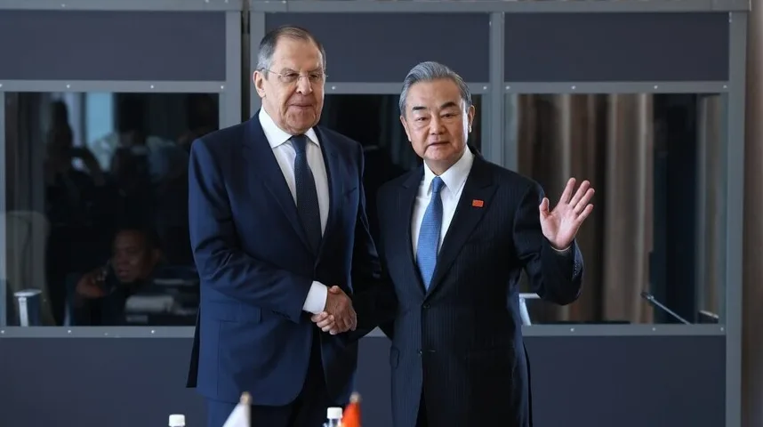 Sergej Lavrov i Wang Yi rukuju se