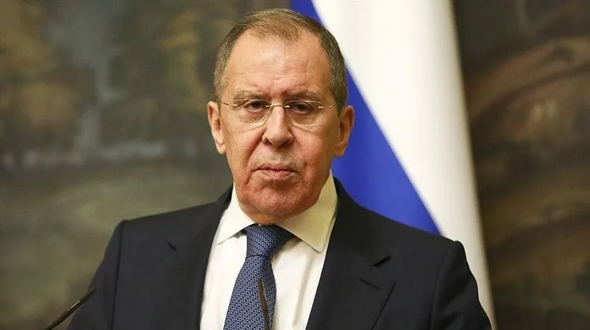 Sergej Lavrov nosi tamno odijelo, bijelu košulju i plavu kravatu sa uzorkom