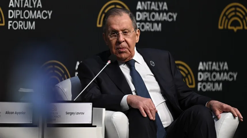 Sergey Lavrov sjedi na bini Antalya Diplomacy Forum
