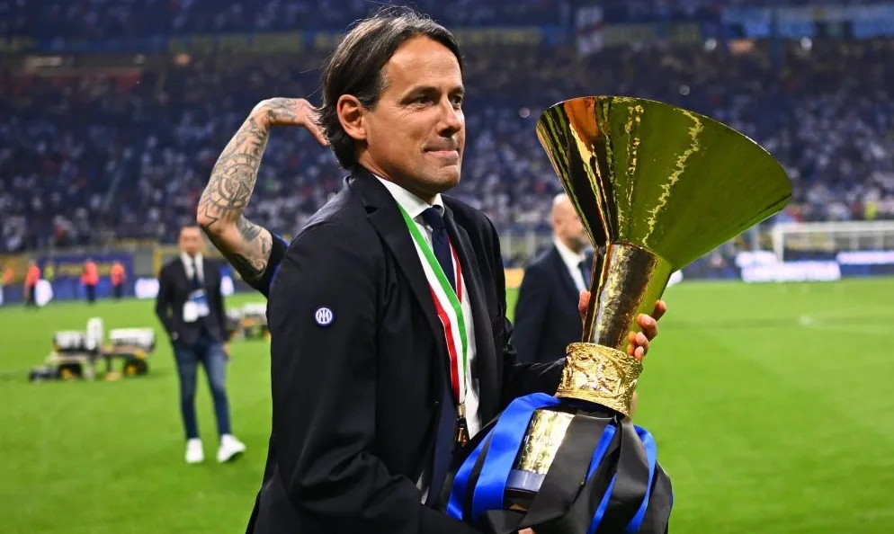 Simone Inzaghi drži trofej Serie A