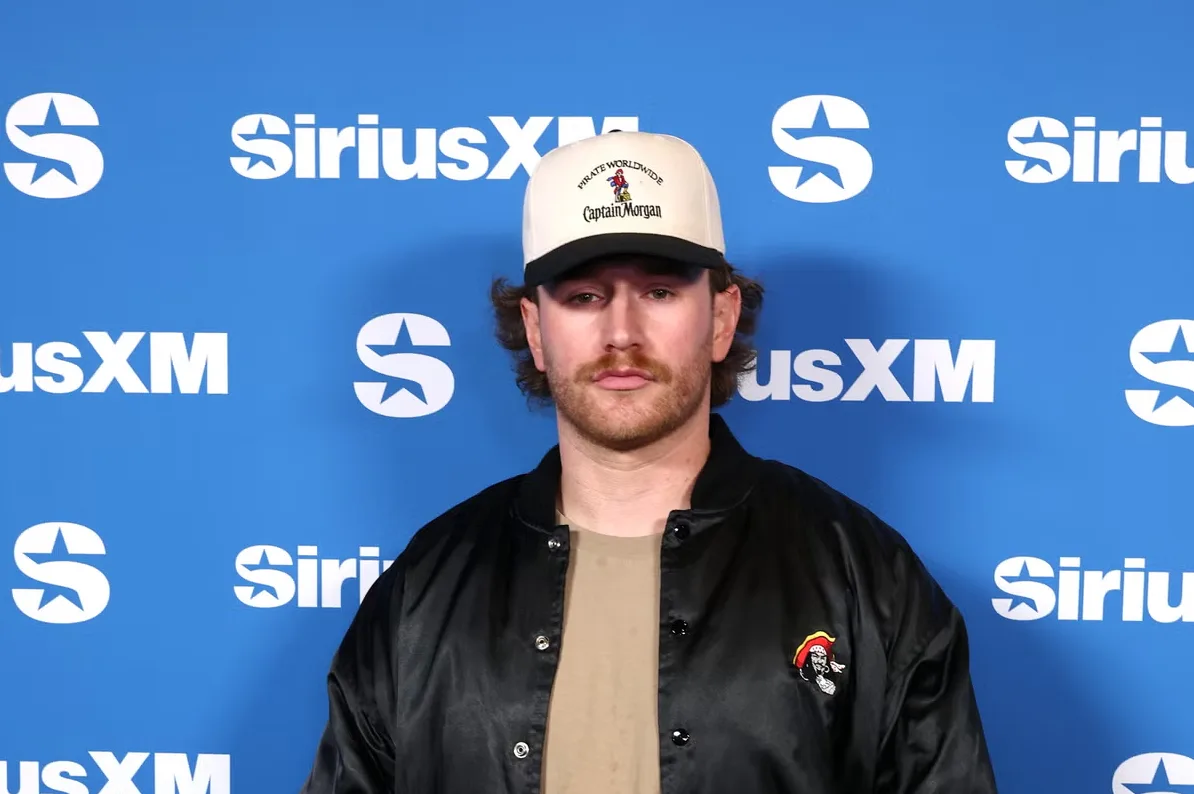 Mladić s kapom Captain Morgan i jaknom SiriusXM