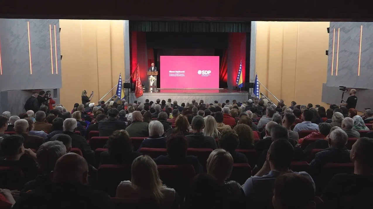 Skup političke stranke SDP sa obraćanjem govornika i prisustvom publike.