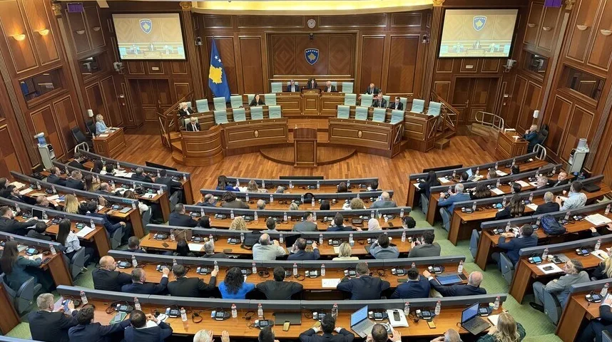 Unutrašnjost skupštinske dvorane sa zastavom Kosova i amblemom na ekranu.