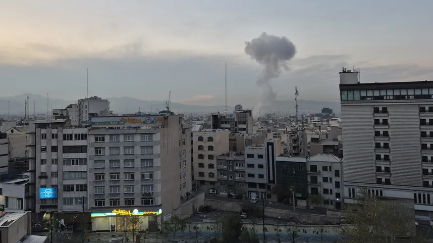 Oblak dima diže se iznad urbanog pejzaža